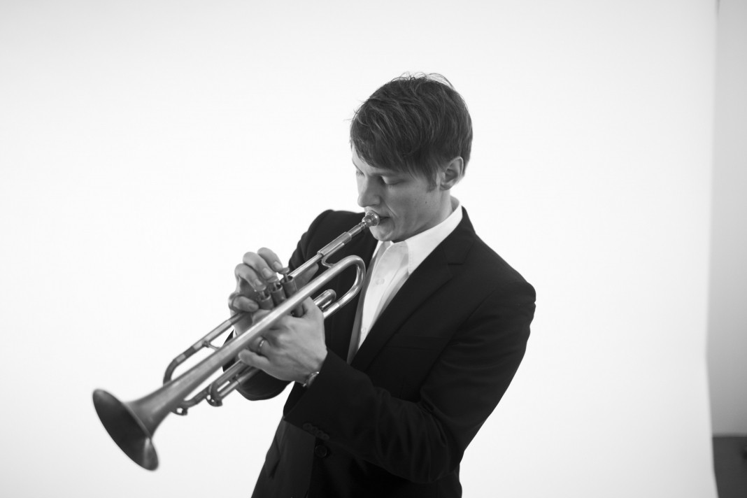 Trumpetisti Jukka Eskolaa ja bossa nova -komppiryhmää kuullaan nyt sinfoniaorkesterin kanssa. Kuva: Miikka Pirinen / We Jazz.