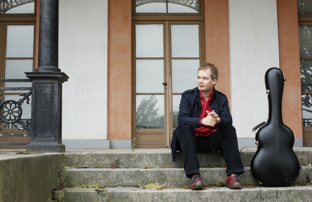 Kitaristi Ismo Eskelinen julkaisee tänä vuonna uuden levyllisen Bachia sekä duolevyn viulisti Karen Gomyon kanssa. Kuva: Maarit Kytöharju.