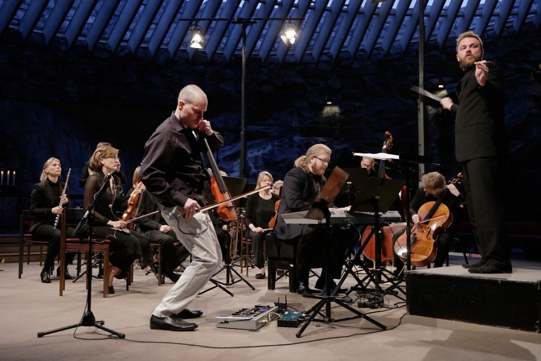 Jukka Tiensuun sähkösellokonserton kantaesitti Juho Laitinen. Avanti!a johti Tomas Djupjöbacka. Kuva: Heikki Tuuli