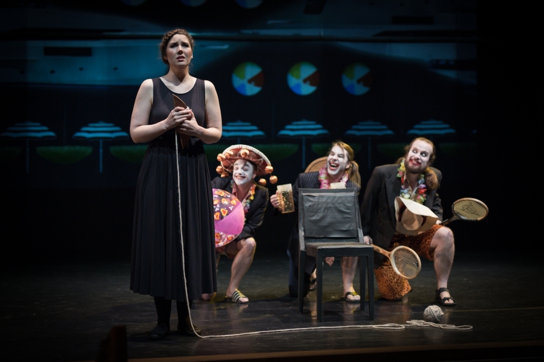 Monteverdin Odysseuksen kotiinpaluu -oopperassa kosijat lurittelevat lemmenlaulujaan Penelopelle (Katariina Heikkilä), joka taipumatta odottaa miestään. Kun sankari saapuu, viettelijöille käy huonosti. Kuva: Pasi Klemetti