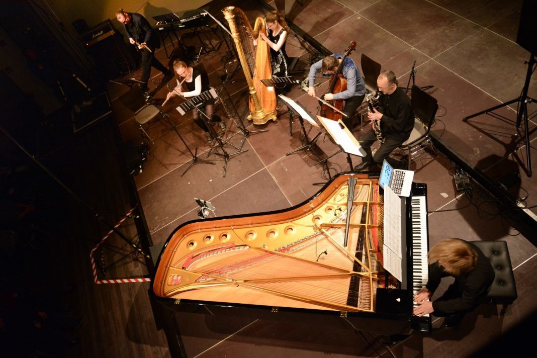 defunensemble on valinnut konserttisarjansa kodiksi WHS Teatteri Unionin, joka korostaa yhtyeen kokeellista profiilia. Syksyn päätöskonsertissa kuultiin sekä klassikkoavantgardea että psykedeelisestä progesta nousevaa nykymusiikkia. Kuvassa defunenseble Kielissä vuonna 2014. Kuva: Marco Ehrhardt